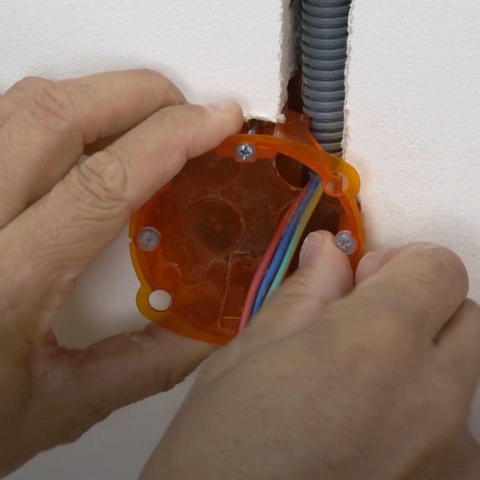 Coller Un Fil Electrique Sur Un Mur Installer Une Boite D Encastrement Espace Grand Public Legrand