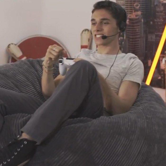 adolescent jeu video joyeux 700x700