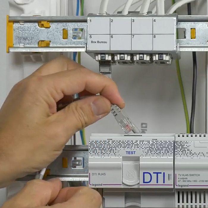 Comment installer un coffret de communication multimédia Legrand avec des  prises RJ45 ? 