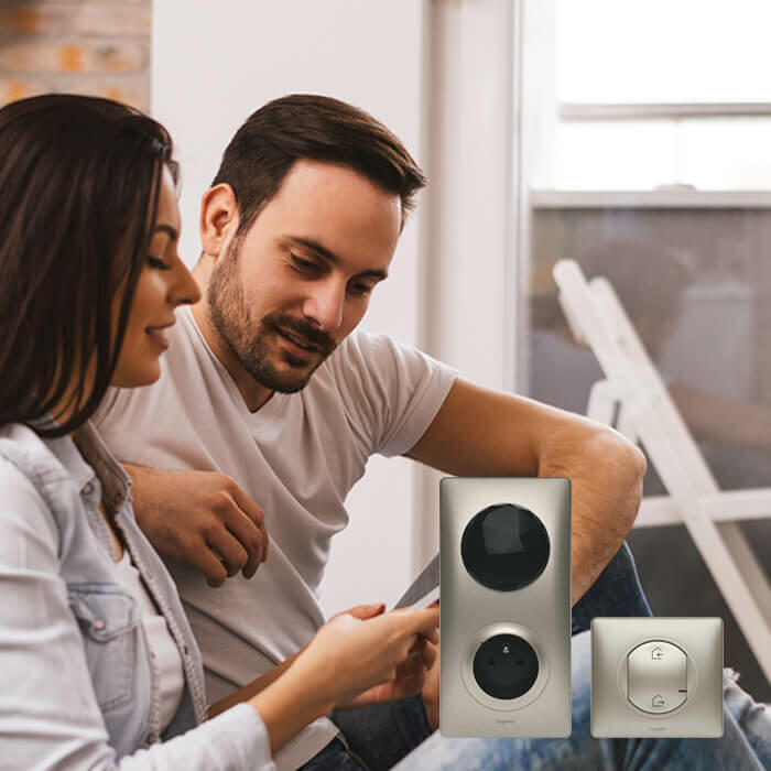 couple assis appart smartphone 700x700