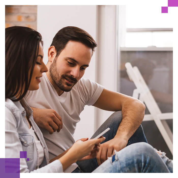 couple assis appart smartphone cwn px pro 700x700