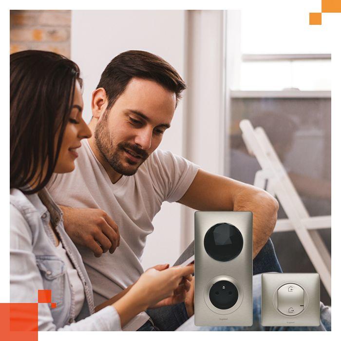 couple assis appart smartphone px mc pro 700x700