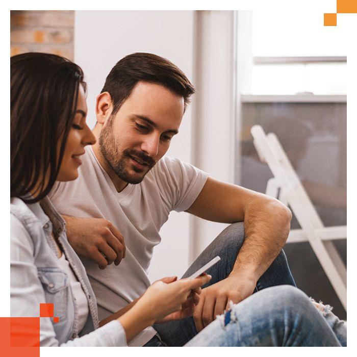 couple assis appart smartphone px mc pro 700x700