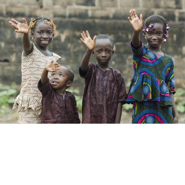 enfants africain aurevoir 700x700