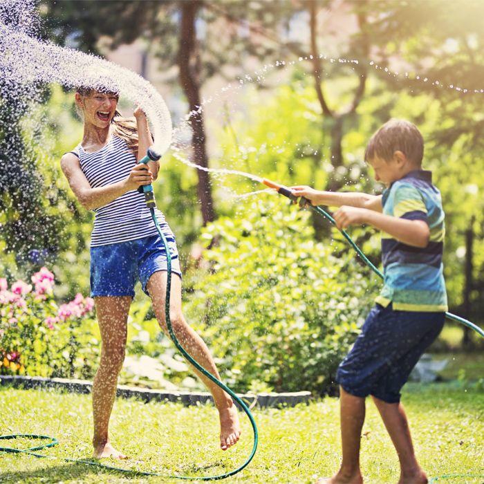 enfants jeux eau jardin 700x700