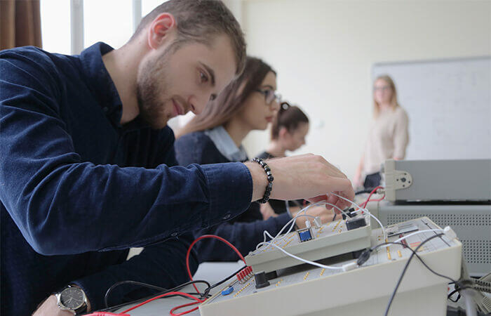 etudiants college technique 700x450