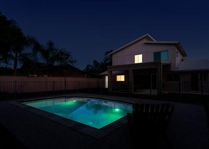 exterieur maison piscine nuit 700x500