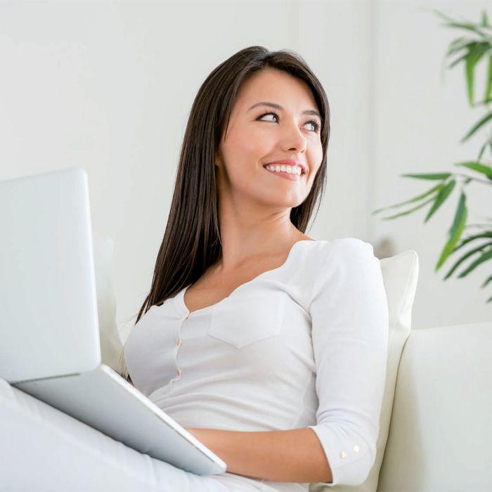 femme assise laptop canape blanc 700x700