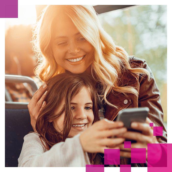 femme fillette bus smartphone px 700x700