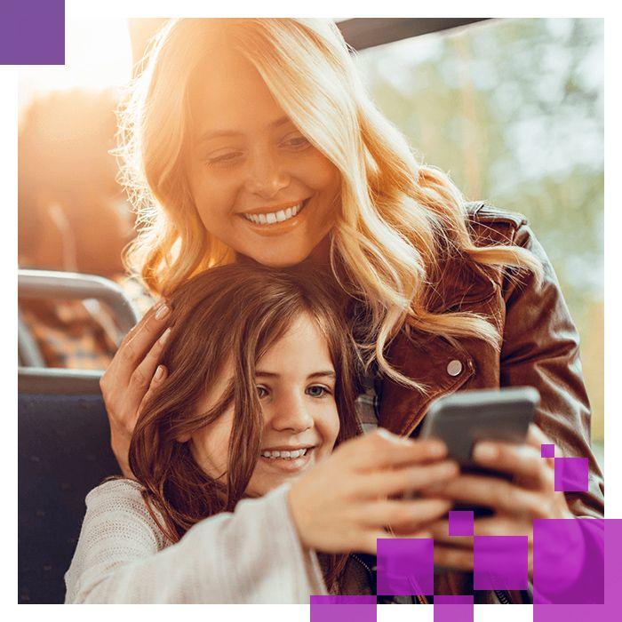 femme fillette bus smartphone px pro 700x700