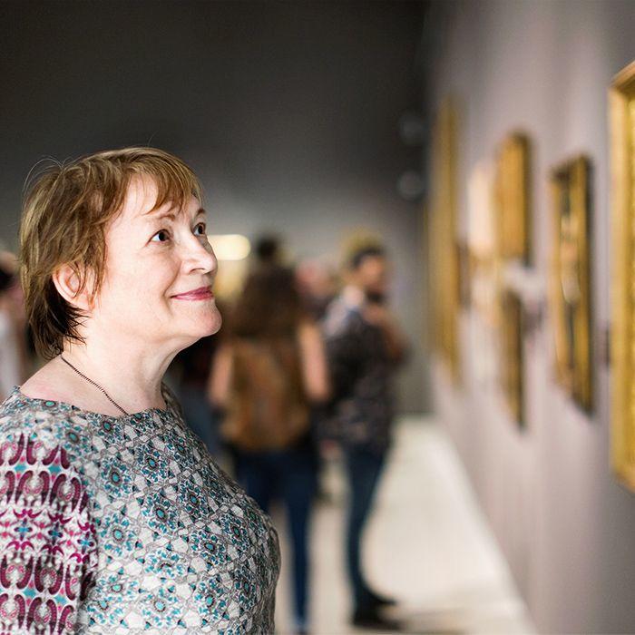 femme regarde tableaux musee 700x700