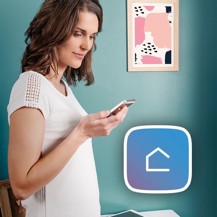 femme smartphone app home control 700x700
