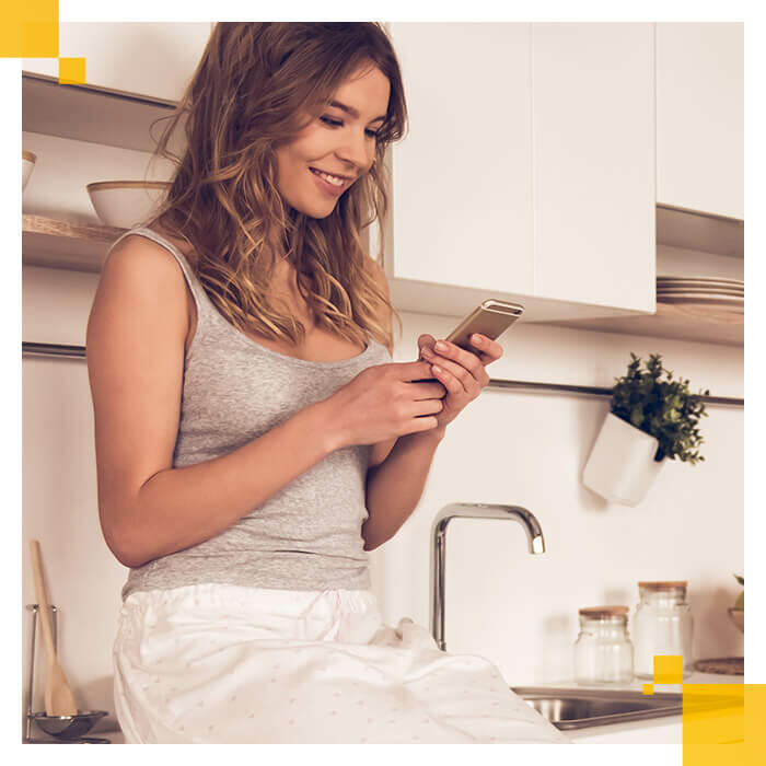 femme smartphone cuisine mc px 700x700