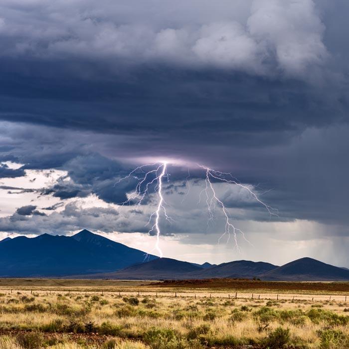 foudre ciel terre desert 700x700