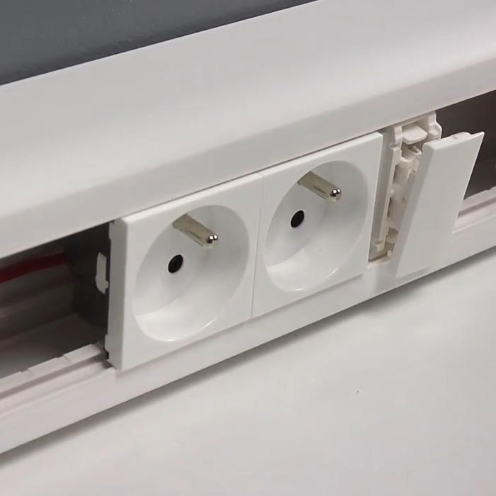 Installer une prise de courant et une prise RJ45 multimédia sur une moulure  électrique - particulier