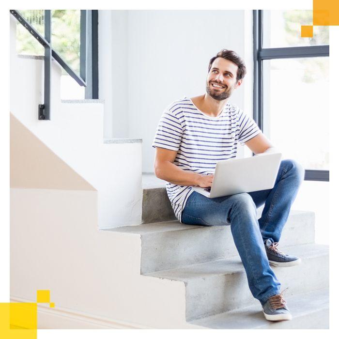 homme heureux laptop escalier blanc mc px 700x700