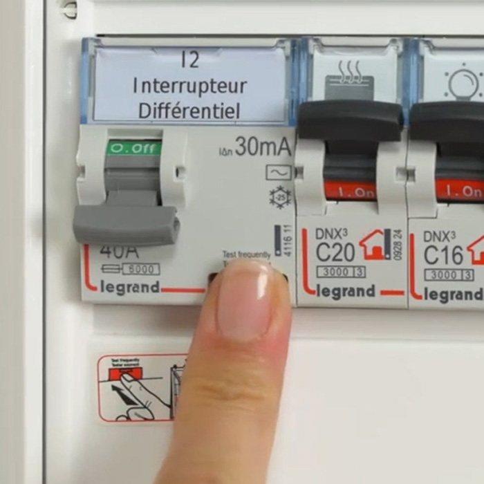 Testeur de terre et de différentiel 30 mA sur prises électriques