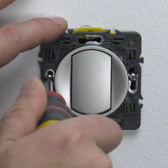 Comment remplacer un interrupteur vaetvient ? particulier Legrand — free download