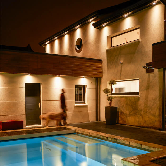 maison piscine nuit eclairage 700x700