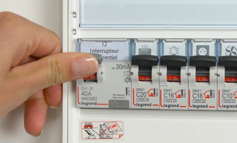 Testeur de terre et de différentiel 30 mA sur prises électriques